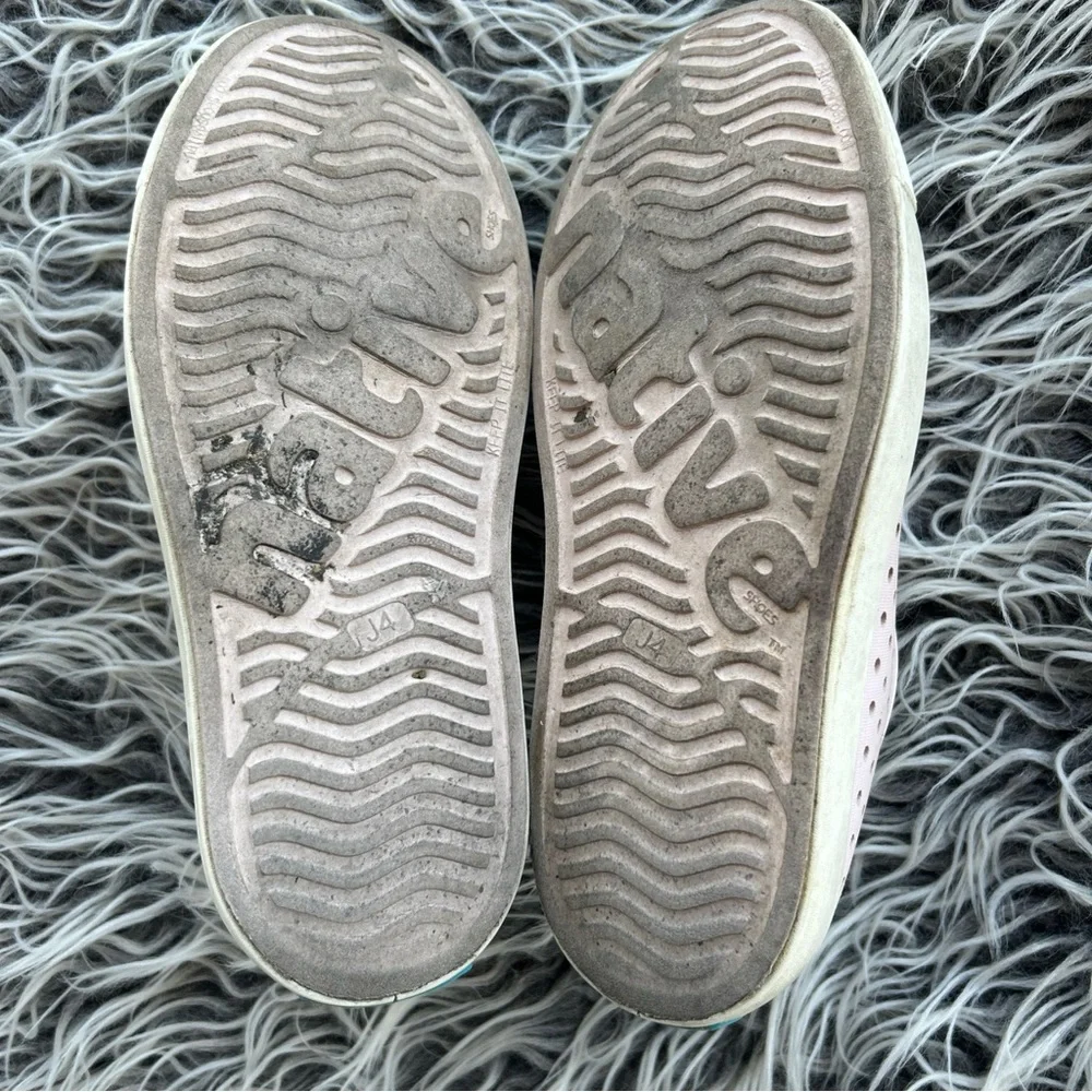 Native Jefferson Light pink Shoes Size J 4 slip-on waterproof big kids.